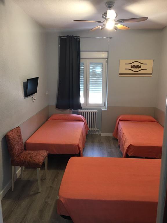 Hostal Rosales Aranda de Duero Exterior photo